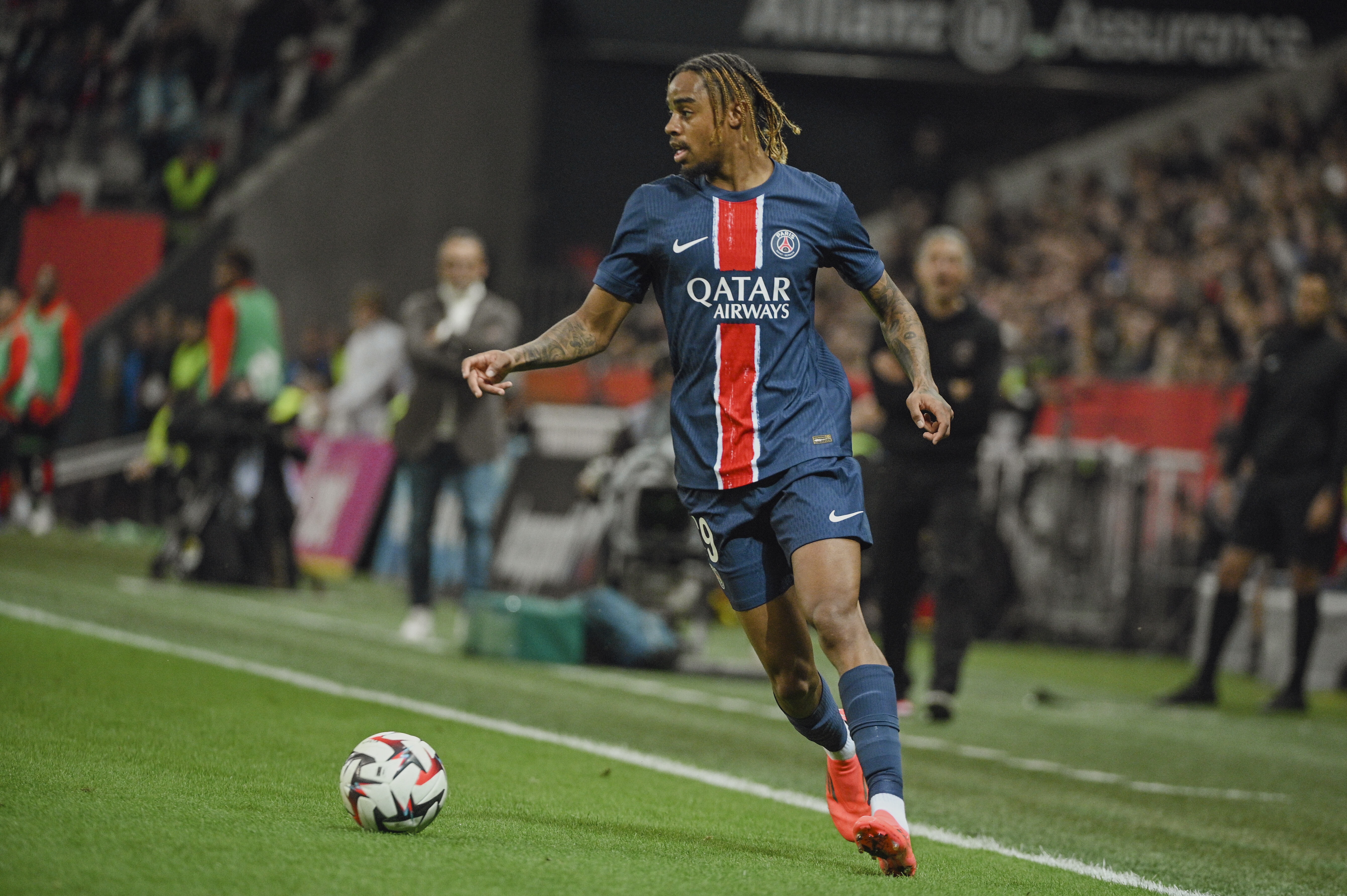 绝地求生石油杯官网-前99场23球28助！巴黎边锋巴尔科拉迎法甲百场里程碑之战